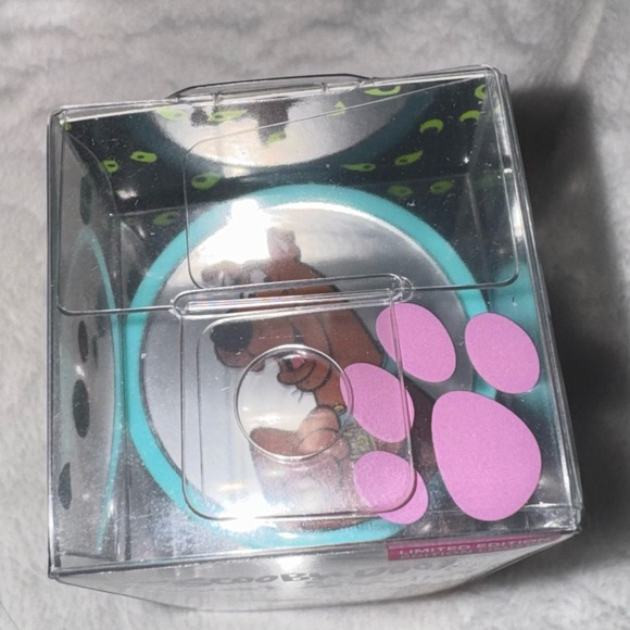Scooby Doo 16 Color Palette, Face & Body Crayon Set, Lip Mask, Eyeliner, Blush - Picture 7 of 9